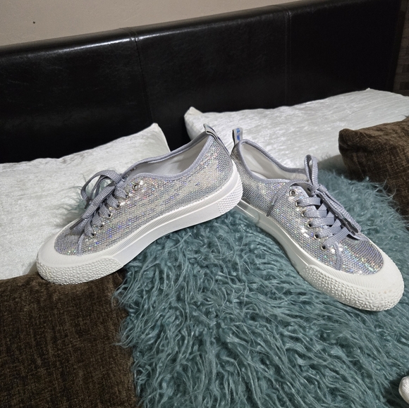 Blingy Silver Sneakers NWT never Worn Size 8 - Picture 5 of 6
